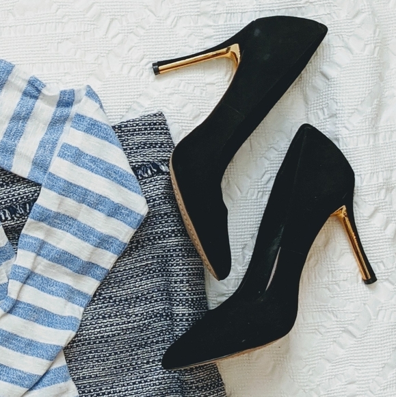 Vince Camuto Shoes - NWT VINCE CAMUTO Black Suede Pointed Pumps sz. 9.5